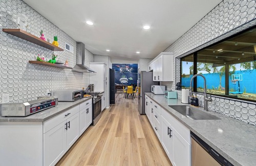 Tucson Casa | Game Room-Pool w/heated jacuzzi-Waffles-2 California King Beds-U of A 8 miles