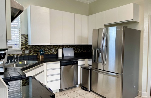 Long Beach Casa | GaMe RoOm, Sleep 12, Colorful Back Yard, Beach(A)