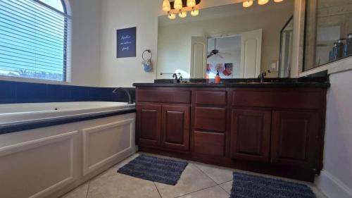 Woodlake - Briar Meadow Casa | Game & Soak Retreat 3BR Private Jacuzzi Pool Table