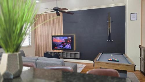 Woodlake - Briar Meadow Casa | Game & Soak Retreat 3BR Private Jacuzzi Pool Table