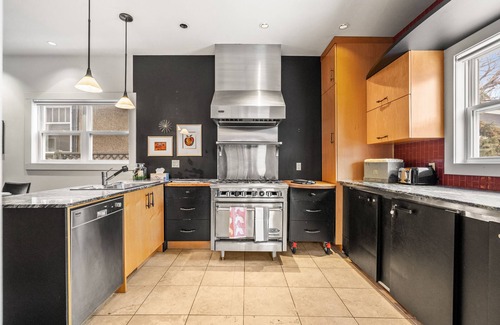 Renfrew Casa | 🌴 Games Room - Gym- A/C - No Cleaning Fees - Hot Tub Beside Downtown 🌴