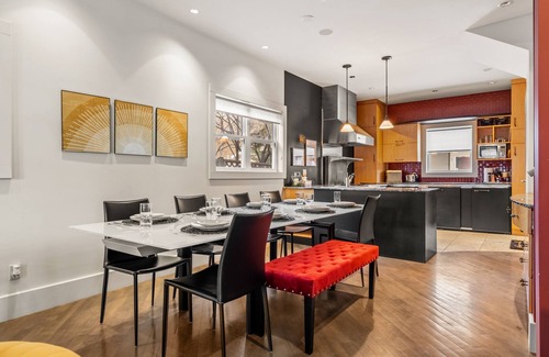 Renfrew Casa | 🌴 Games Room - Gym- A/C - No Cleaning Fees - Hot Tub Beside Downtown 🌴