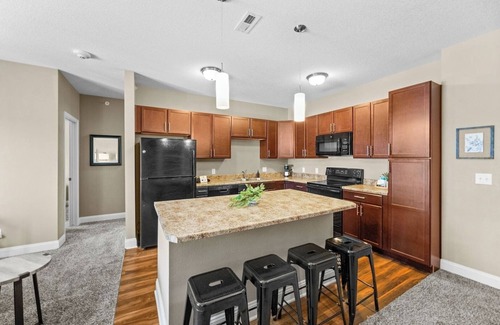 West Des Moines Apartamento | Garage Parking | Balcony | Onsite Gym & Tanning