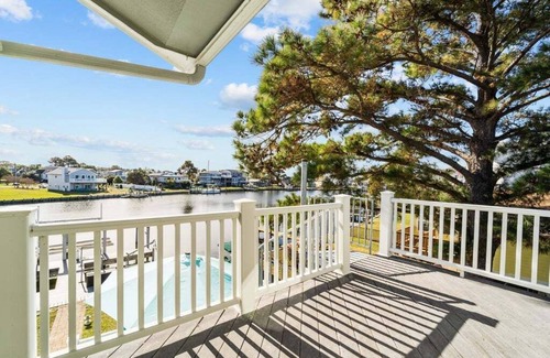 Colington Harbour Casa | Garber Harbor in Colington Harbor Waterfront Canal Hot Tub Jimmy Buffett Bar