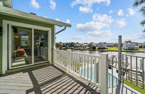 Colington Harbour Casa | Garber Harbor in Colington Harbor Waterfront Canal Hot Tub Jimmy Buffett Bar