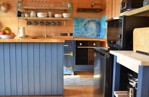 Rhosneigr Cabina | GARDD NAINEY, country holiday cottage, with open fire in Rhosneigr