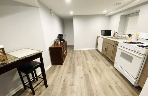 Chicago Apartamento | Garden 1BR Condo W/ Free Parking & Comfy Double Bed