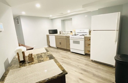 Chicago Apartamento | Garden 1BR Condo W/ Free Parking & Comfy Double Bed