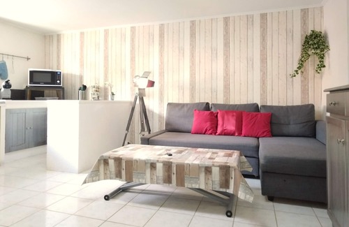 Le Revest-les-Eaux Villa | Ground floor in the land of the lamas