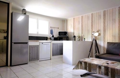 Le Revest-les-Eaux Villa | Ground floor in the land of the lamas