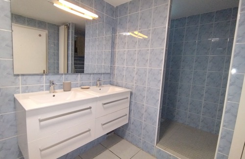 Le Revest-les-Eaux Villa | Ground floor in the land of the lamas