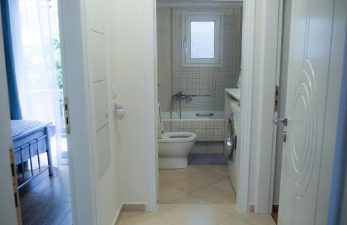 Amarousion Apartamento | Garden Apartment next to the Mall -Private Parking