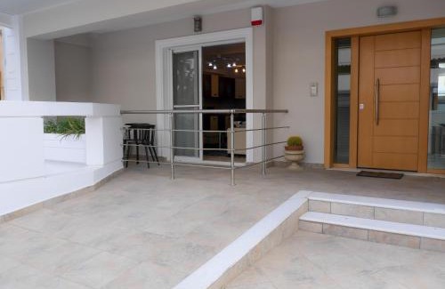Amarousion Apartamento | Garden Apartment next to the Mall -Private Parking