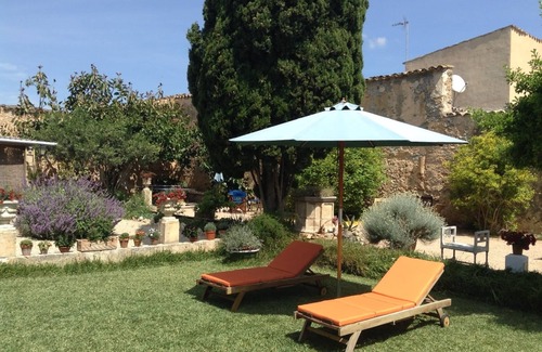 Sencelles Apartamento | Apartamento con jardín con terraza propia en una mansión histórica.
