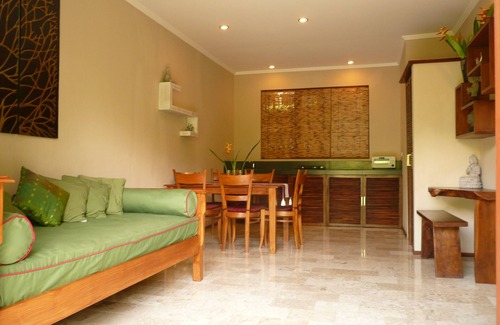 Kedewatan Apartamento | Apartamento con jardín con piscina compartida