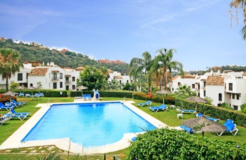 Benahavis Apartamento | Apartamento con jardín en La Torre, Club de Golf Los Arqueros