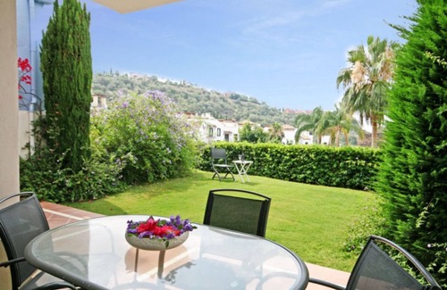 Benahavis Apartamento | Apartamento con jardín en La Torre, Club de Golf Los Arqueros