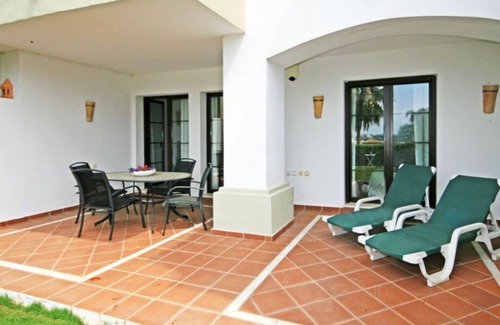 Benahavis Apartamento | Apartamento con jardín en La Torre, Club de Golf Los Arqueros