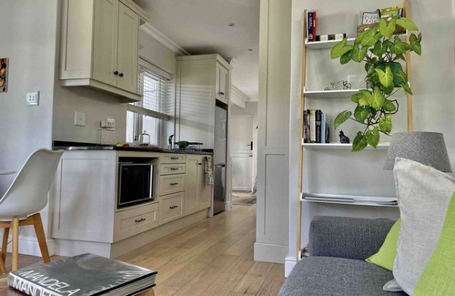 Constantia Cabaña | Garden Cottage in tranquil leafy Constantia with Solar backup