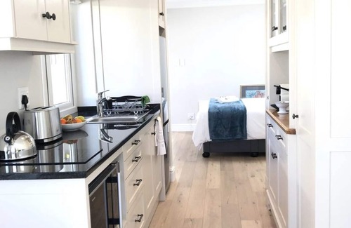 Constantia Cabaña | Garden Cottage in tranquil leafy Constantia with Solar backup