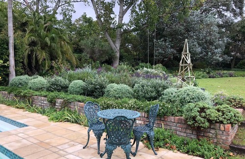 Constantia Cabaña | Garden Cottage in tranquil leafy Constantia with Solar backup