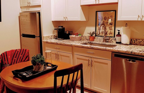 Metropolitan Cabaña | Garden House in Historic Savannah, walk to dining, music, shops - 30 day minimum