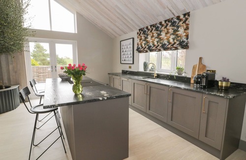 Llanfechell Casa | GARDEN HOUSE, pet friendly, luxury holiday cottage in Llanfechell