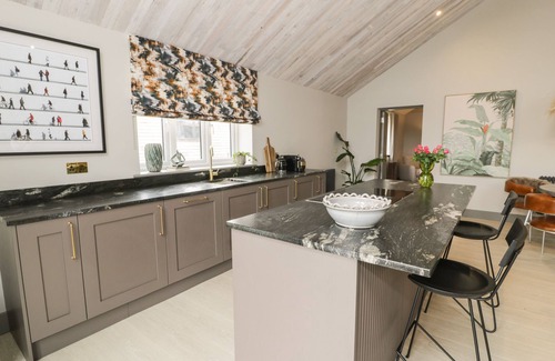 Llanfechell Casa | GARDEN HOUSE, pet friendly, luxury holiday cottage in Llanfechell