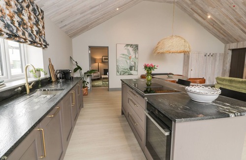 Llanfechell Casa | GARDEN HOUSE, pet friendly, luxury holiday cottage in Llanfechell