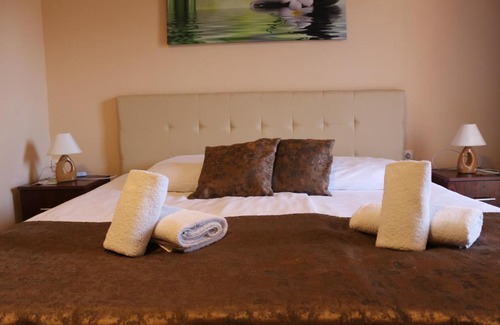 Apatin Cama Y Desayuno | Garden House