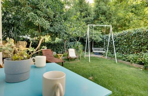 Papagou-Holargos Apartamento | Garden Level Gem in the City