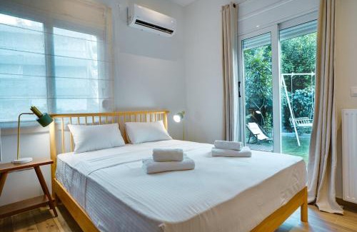 Papagou-Holargos Apartamento | Garden Level Gem in the City