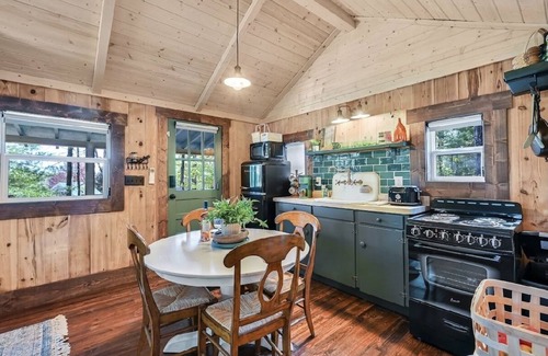 Hendersonville Cabaña | Garden Nest: A Peaceful Sanctuary Close to Downtown Hendersonville!