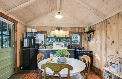 Hendersonville Cabaña | Garden Nest: A Peaceful Sanctuary Close to Downtown Hendersonville!