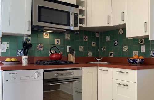 Powelton Village Apartamento | Garden Oasis 1 BR Apartment en Victorian histórico, entrada privada, cubierta