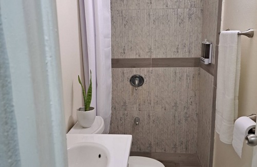 Constant Spring Cabaña | Garden Oasis, Garden Cottage, 5 mins from Manor Park.