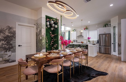 OST - South Union Casa | Garden of Eden! 4 Bedroom House in Downtown 12 Beds HotTub PoolTable