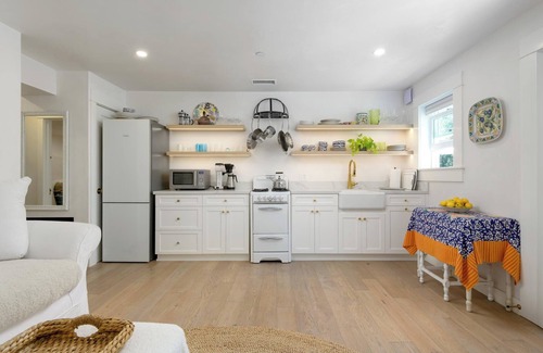 Oak Park Cabaña | Garden Pied-à-Terre, Downtown A+ Location, 1 Bed 1 Bath, Luxury Guest Suite