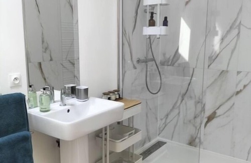 Saint-Gilles-du-Mene Cama Y Desayuno | Granero-Superior-Baño con ducha-Terraza