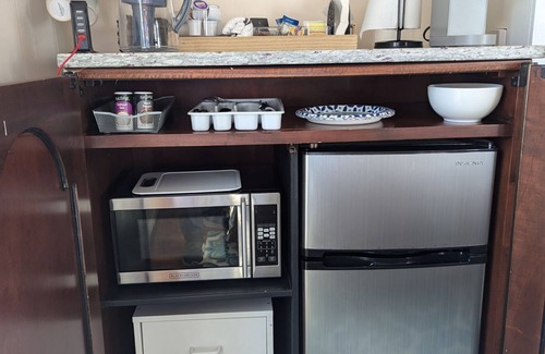 Weaverville Apartamento | Garden Studio on Main - A perfect combination of modern amenities & convenience