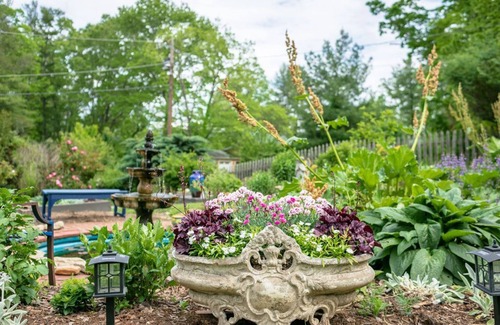 Weaverville Apartamento | Garden Studio on Main - A perfect combination of modern amenities & convenience