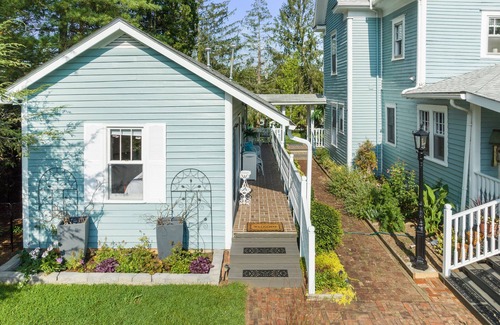Weaverville Apartamento | Garden Studio on Main - A perfect combination of modern amenities & convenience