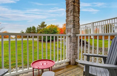 Oro-Medonte Apartamento | Garden View Suite with Jacuzzi tub & Full Kitchen