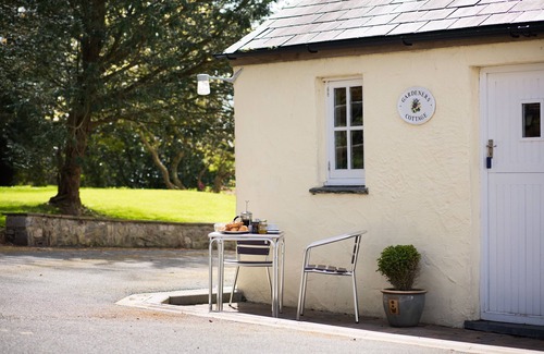 Pembroke Cabaña | Gardeners Cottage - sleeps 4 guests in 1 bedroom