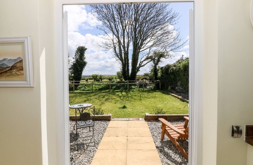 Llanddeusant Cabaña | GARNEDD, pet friendly, character holiday cottage in Llanfaethlu