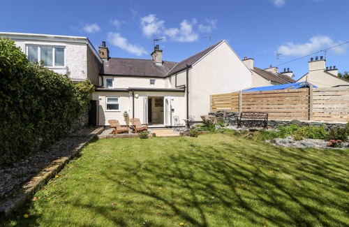 Llanddeusant Cabaña | GARNEDD, pet friendly, character holiday cottage in Llanfaethlu