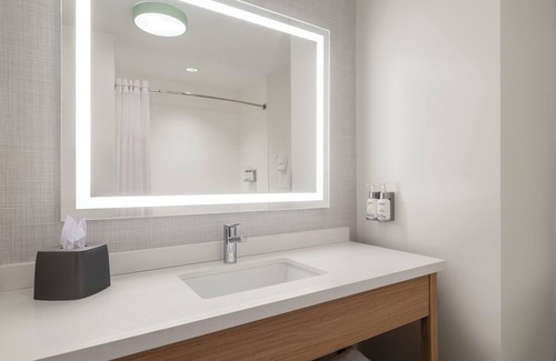 Brookings Hotel | Holiday Inn Express & Suites Brookings by IHG