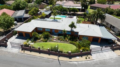 Belville Apartamento | Garten Wohnung mit Pool, 2 Schlafzimmer