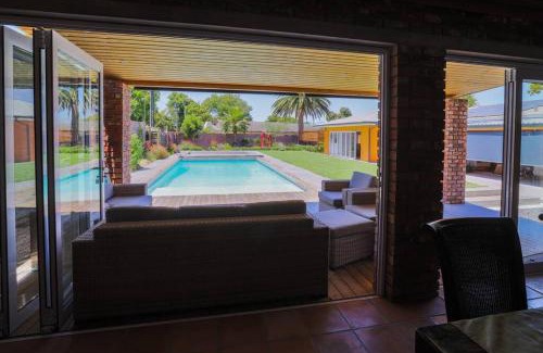 Belville Apartamento | Garten Wohnung mit Pool, 2 Schlafzimmer