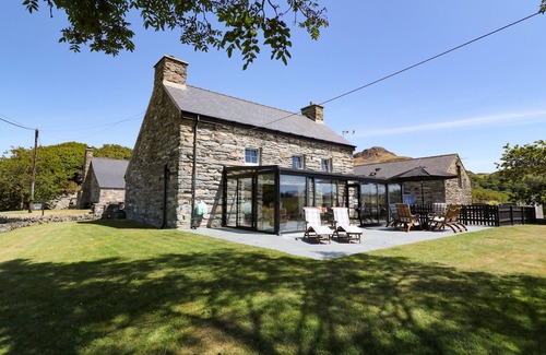 Porthmadog Casa | GARTH MORTHIN THE FARMHOUSE, pet friendly in Porthmadog